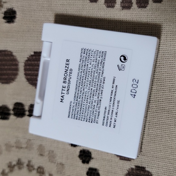 Context Matte Bronzer in Undisputed  0.10 oz - Picture 3 of 3